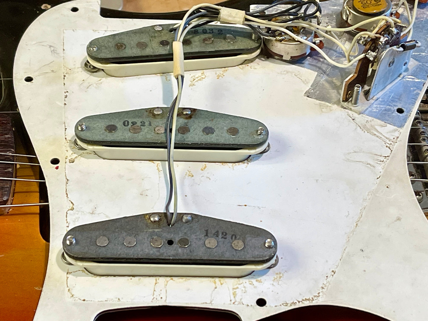1969-1970 Fender Stratocaster 3-color Sunburst Rosewood fingerboard