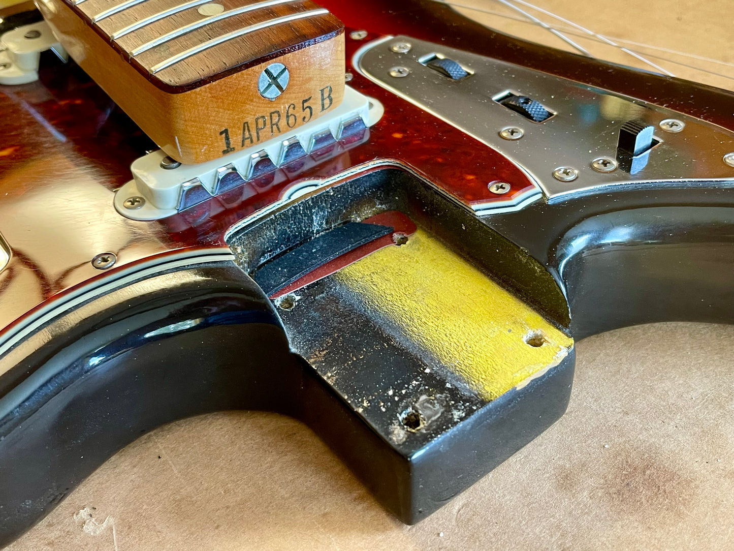 1965 Fender Jaguar 3-Color Sunburst 100% OG