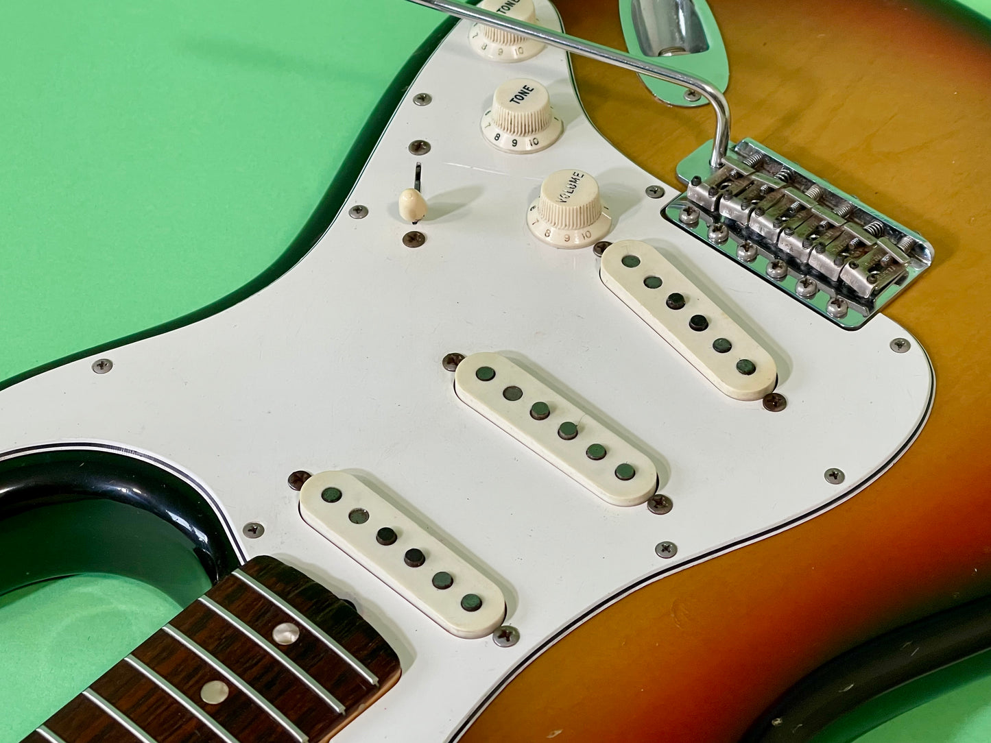 1969-1970 Fender Stratocaster 3-color Sunburst Rosewood fingerboard