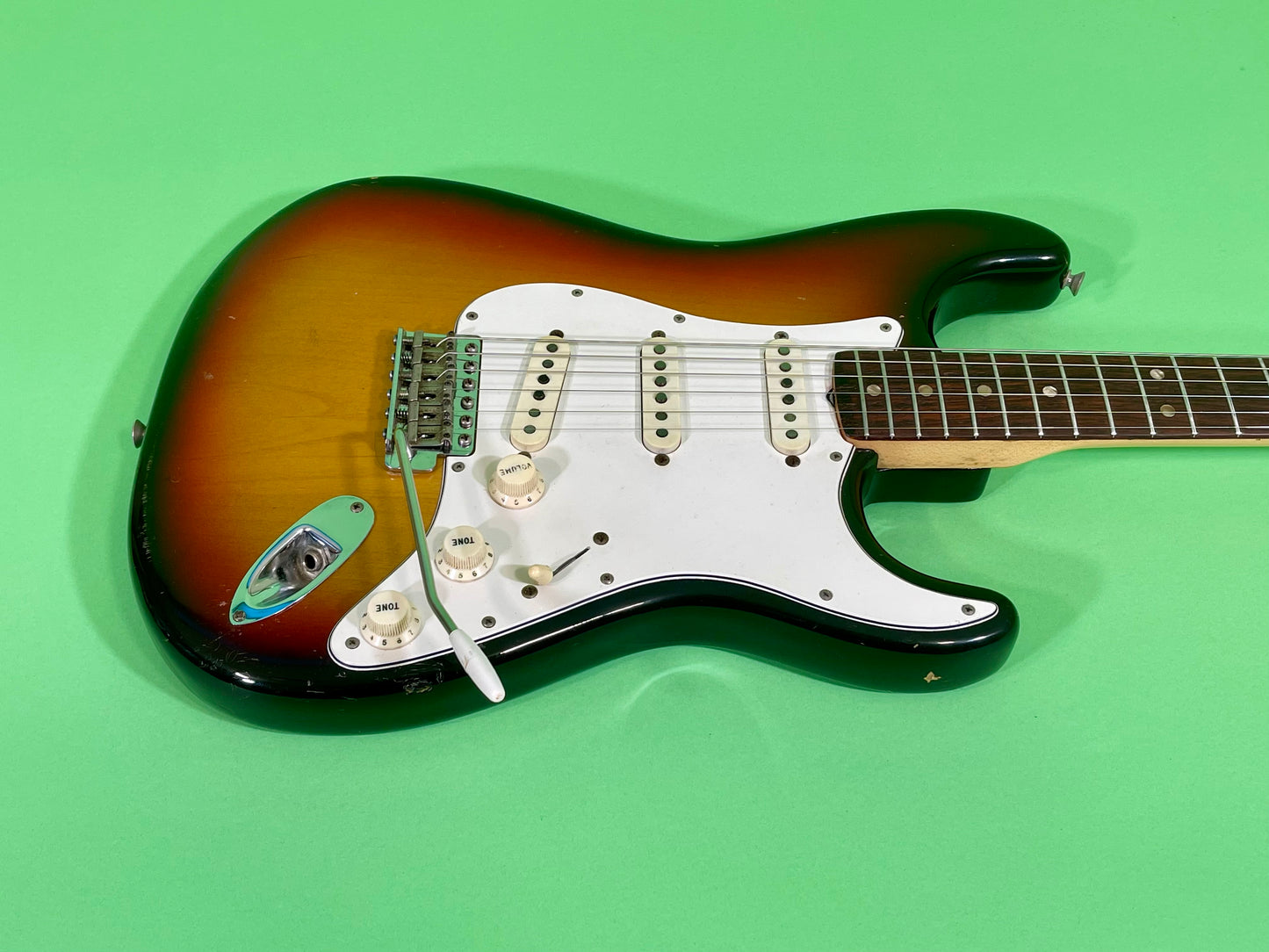 1969-1970 Fender Stratocaster 3-color Sunburst Rosewood fingerboard
