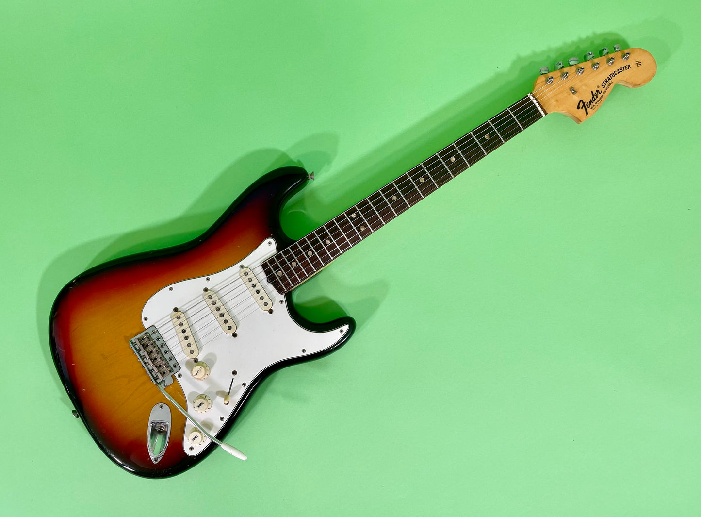 1969-1970 Fender Stratocaster 3-color Sunburst Rosewood fingerboard