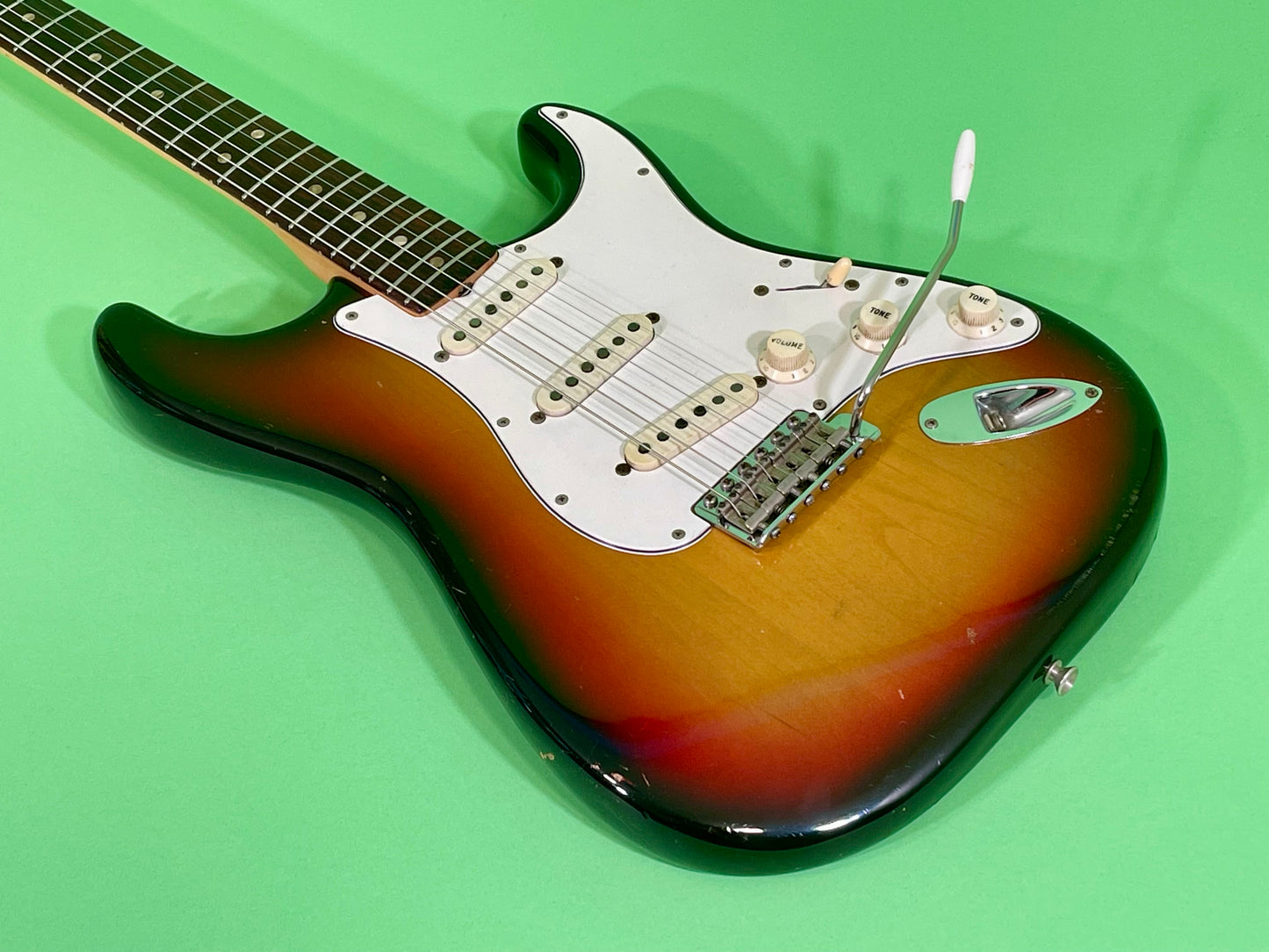 1969-1970 Fender Stratocaster 3-color Sunburst Rosewood fingerboard