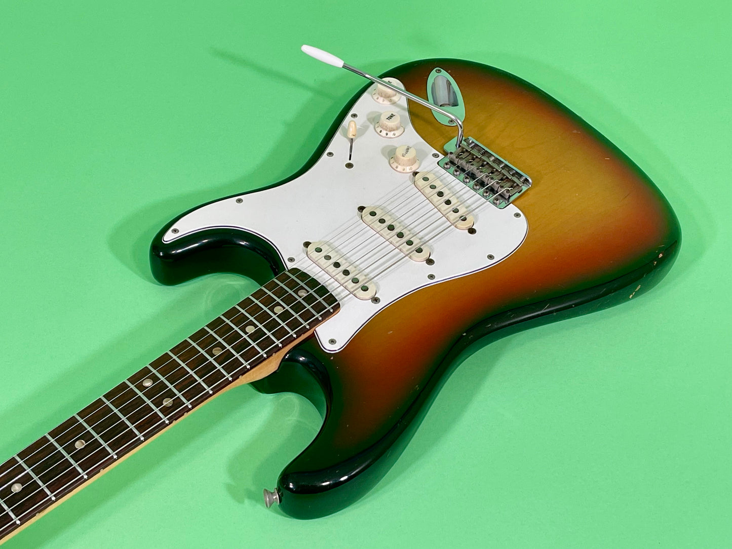 1969-1970 Fender Stratocaster 3-color Sunburst Rosewood fingerboard