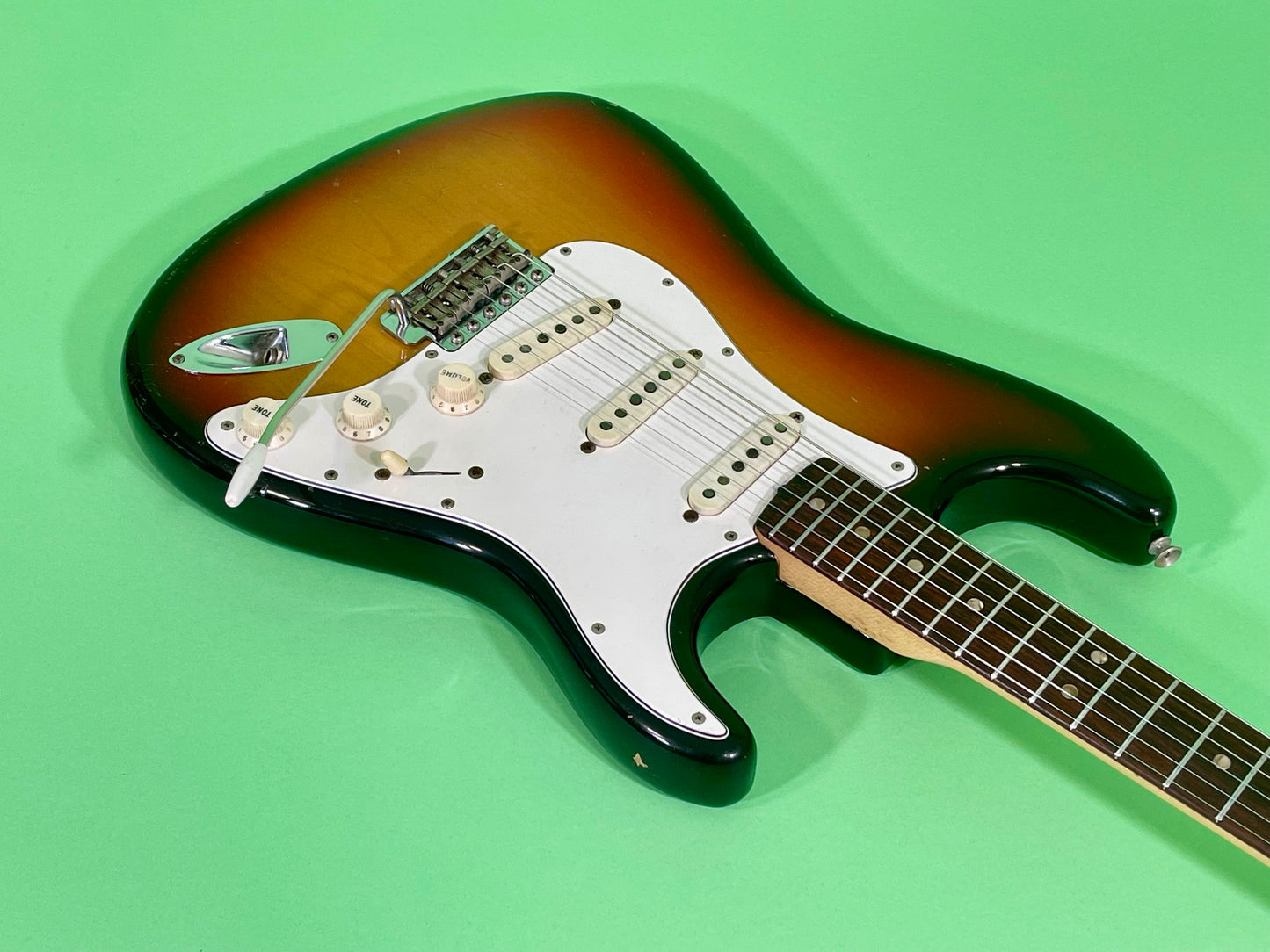 1969-1970 Fender Stratocaster 3-color Sunburst Rosewood fingerboard