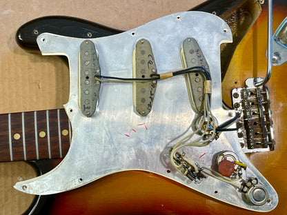 1965 Fender Stratocaster 3-color Sunburst 100% original with SUPER-VIBE!