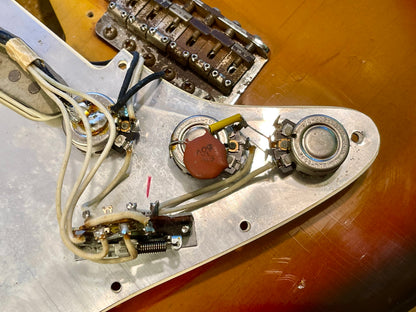 1965 Fender Stratocaster 3-color Sunburst 100% original with SUPER-VIBE!