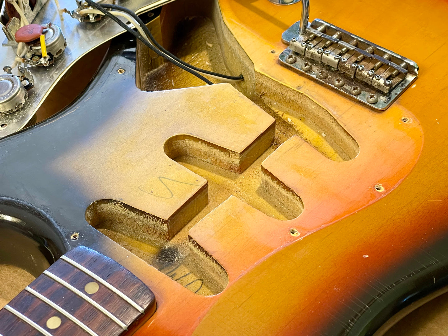 1965 Fender Stratocaster 3-color Sunburst 100% original with SUPER-VIBE!