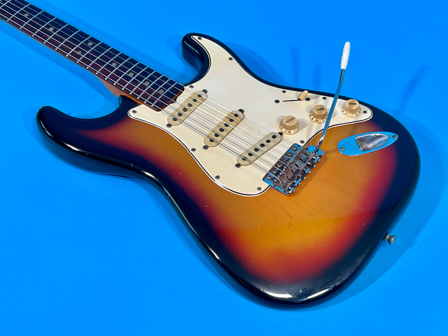 1965 Fender Stratocaster 3-color Sunburst 100% original with SUPER-VIBE!