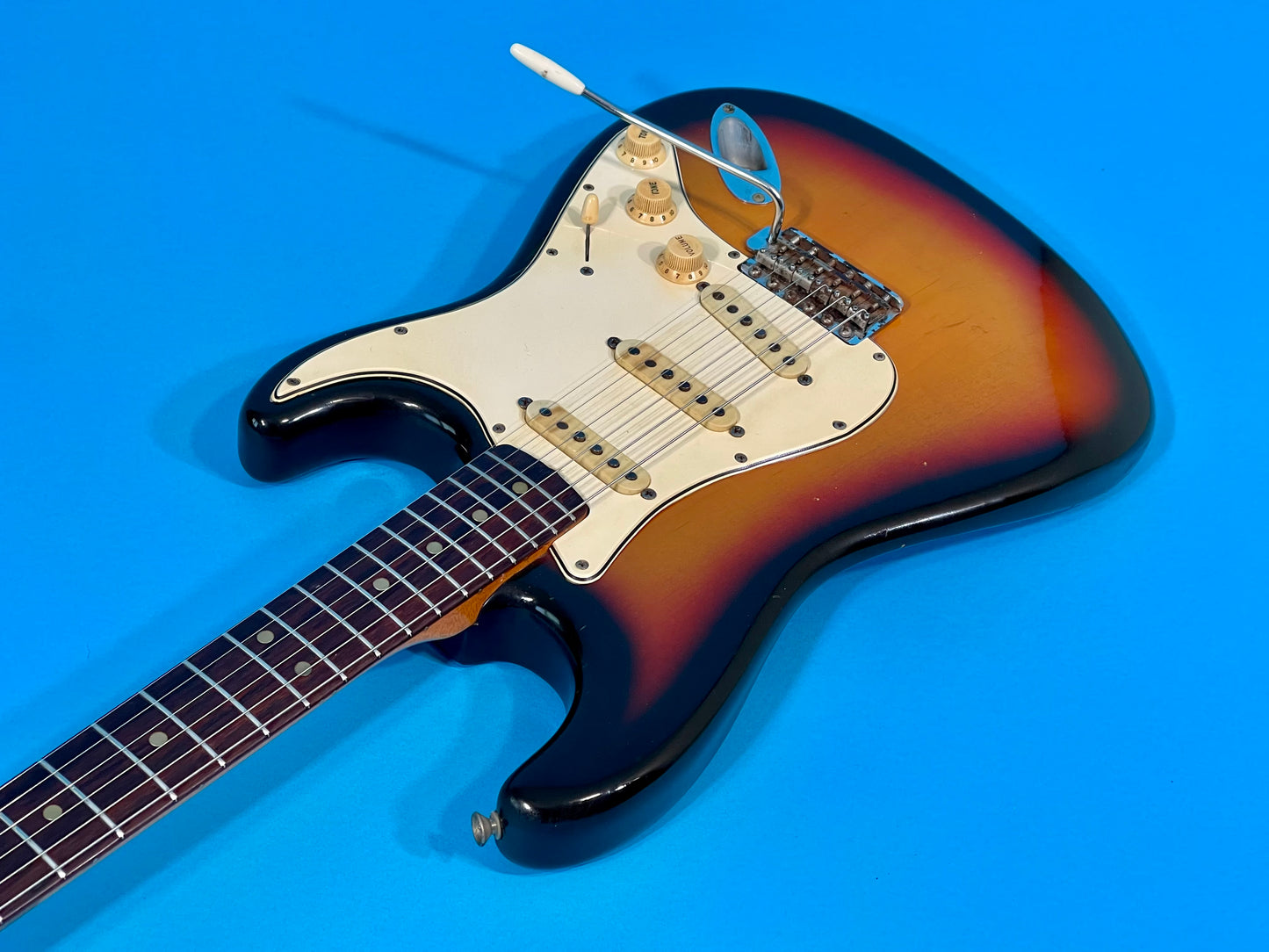 1965 Fender Stratocaster 3-color Sunburst 100% original with SUPER-VIBE!