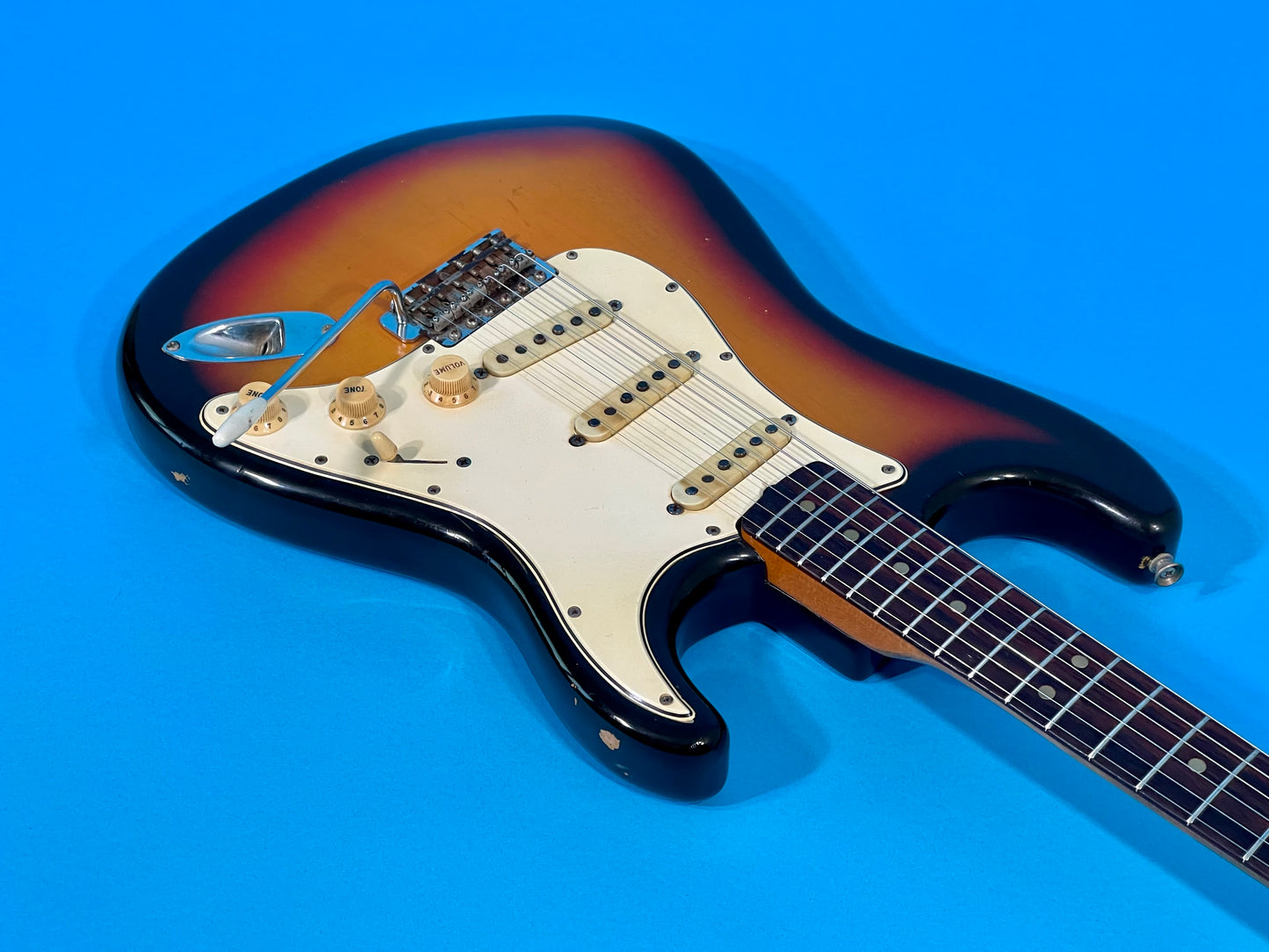 1965 Fender Stratocaster 3-color Sunburst 100% original with SUPER-VIBE!