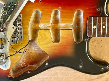 1974 Fender Stratocaster 3-color Sunburst Rosewood fingerboard