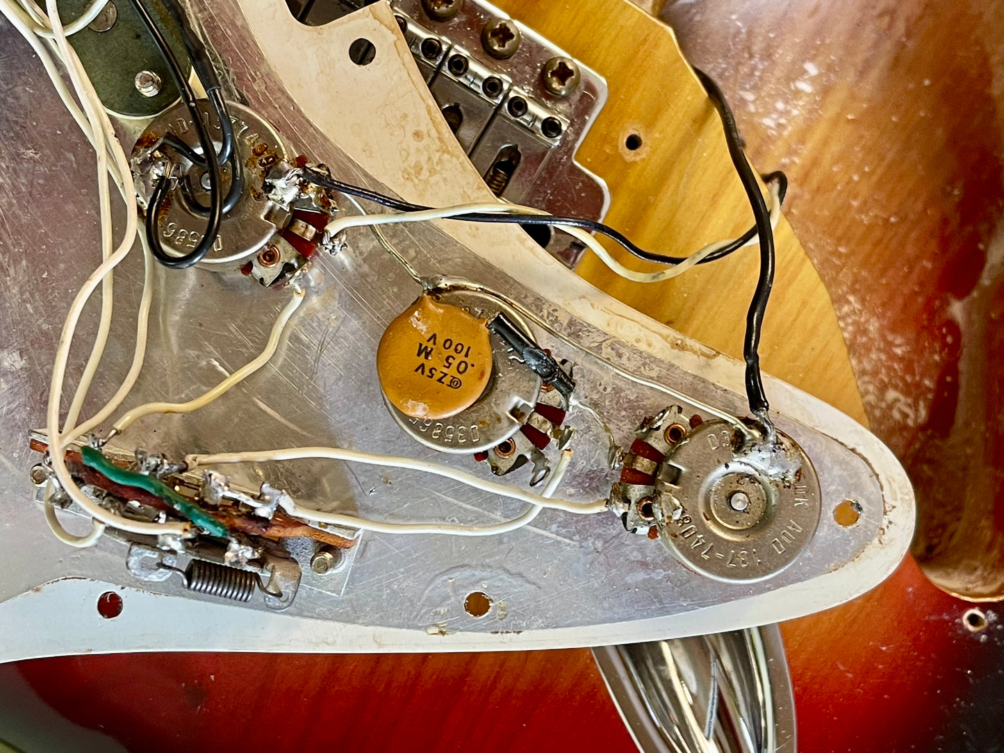 1974 Fender Stratocaster 3-color Sunburst Rosewood fingerboard