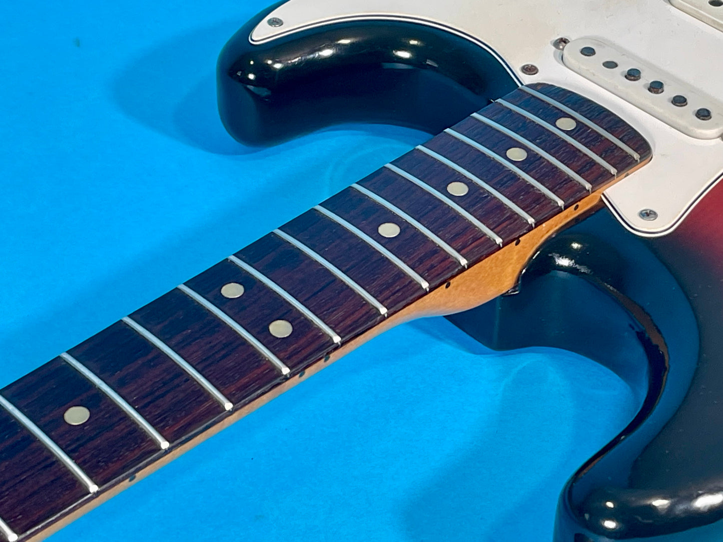 1974 Fender Stratocaster 3-color Sunburst Rosewood fingerboard