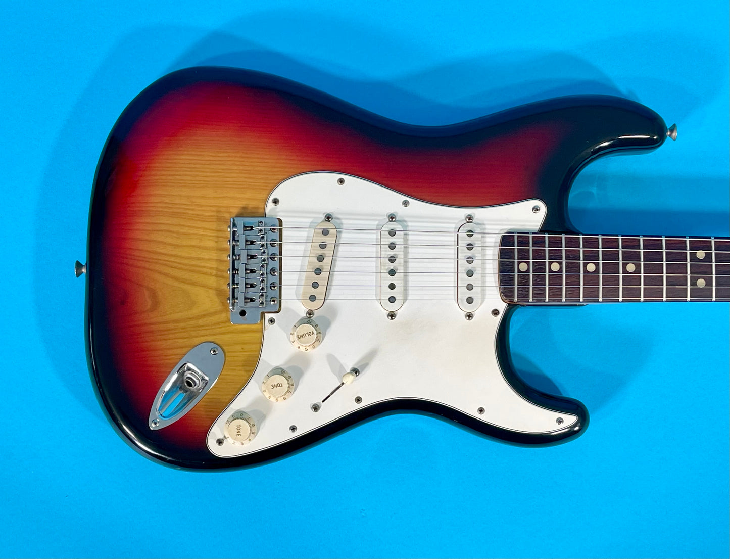 1974 Fender Stratocaster 3-color Sunburst Rosewood fingerboard