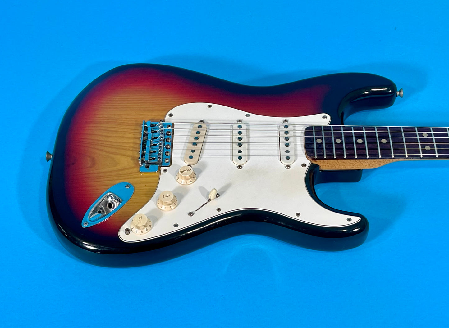 1974 Fender Stratocaster 3-color Sunburst Rosewood fingerboard