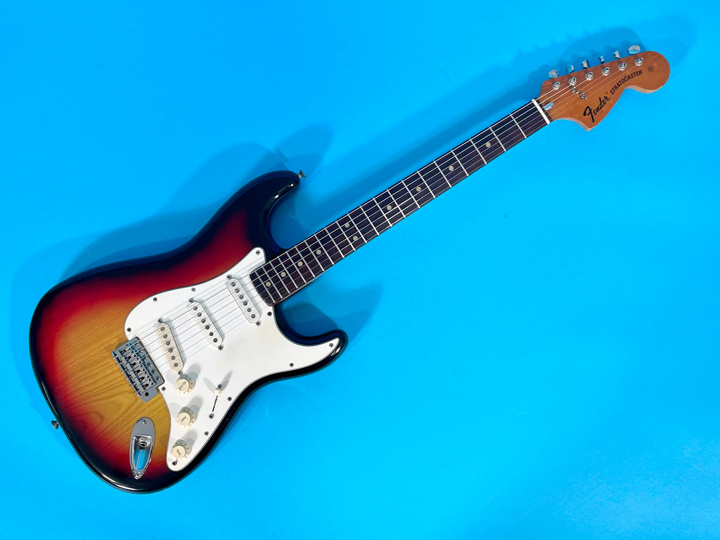 1974 Fender Stratocaster 3-color Sunburst Rosewood fingerboard