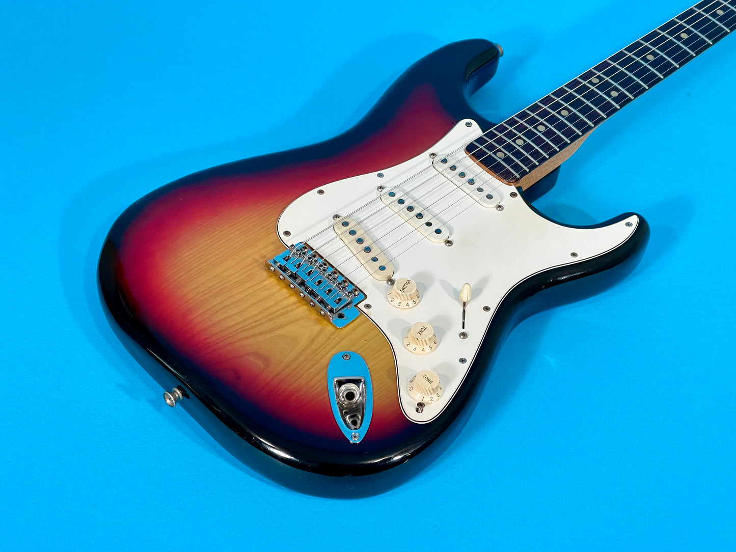 1974 Fender Stratocaster 3-color Sunburst Rosewood fingerboard