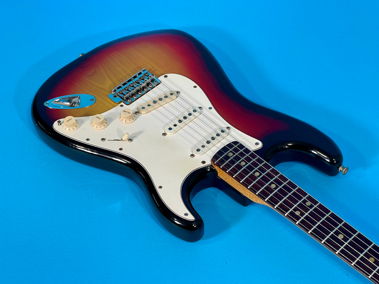 1974 Fender Stratocaster 3-color Sunburst Rosewood fingerboard