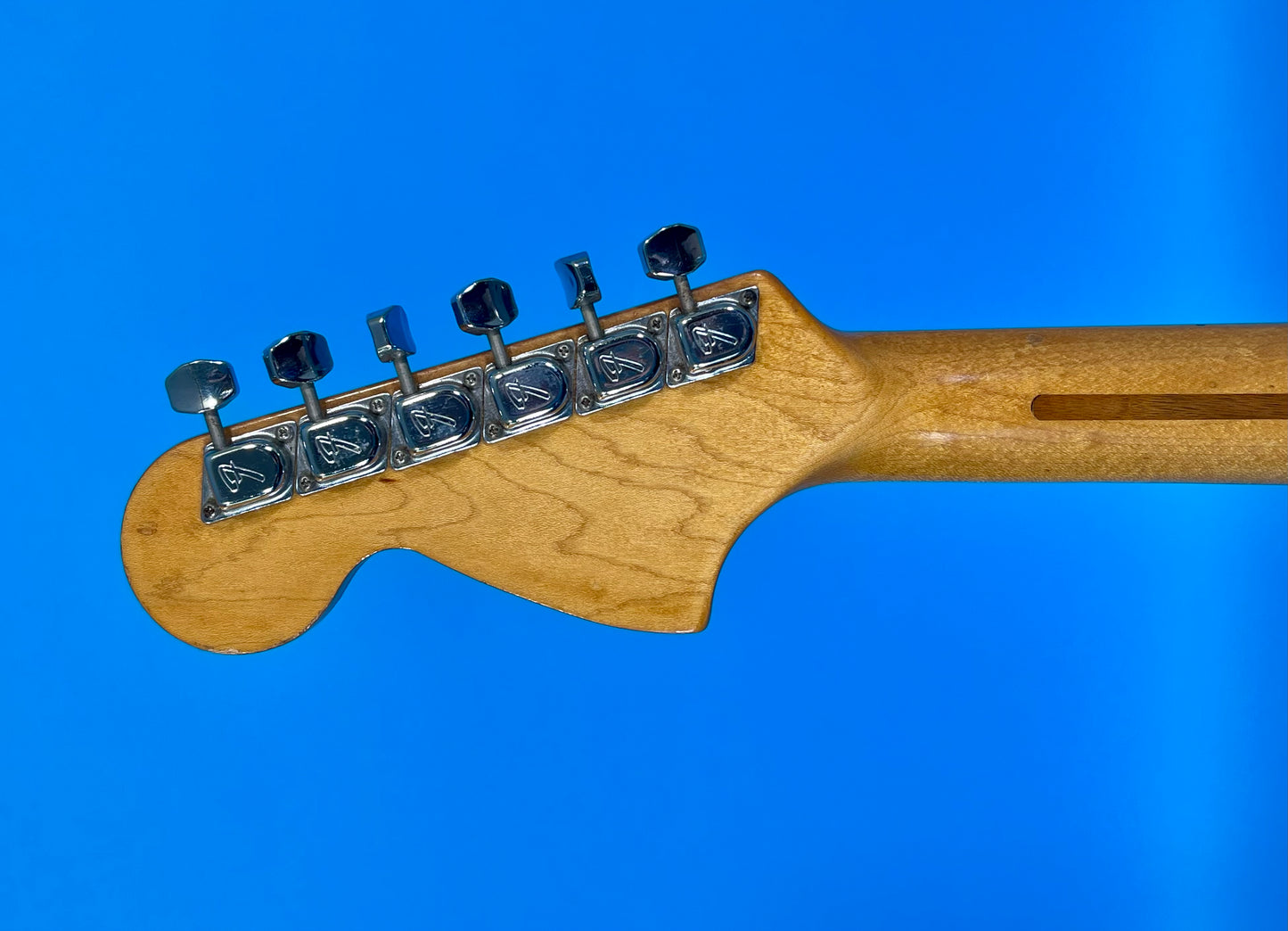 1974 Fender Stratocaster 3-color Sunburst Rosewood fingerboard