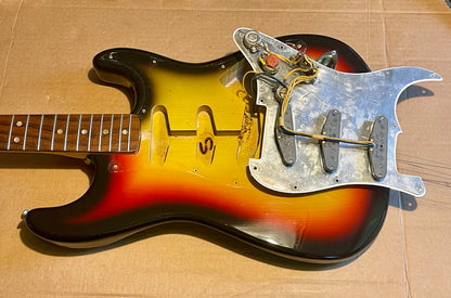 1966 Fender Stratocaster 3-color Sunburst Minty!