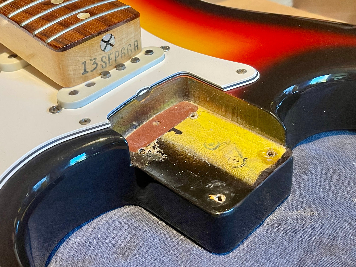 1966 Fender Stratocaster 3-color Sunburst Minty!