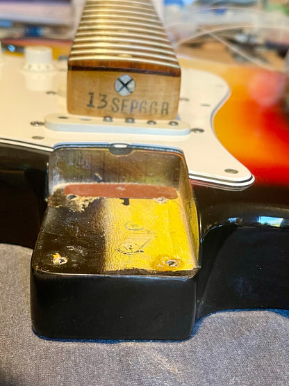 1966 Fender Stratocaster 3-color Sunburst Minty!