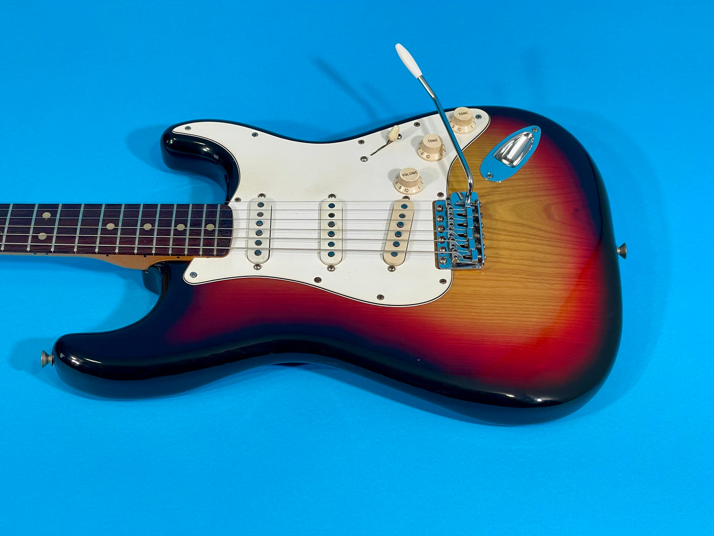 1974 Fender Stratocaster 3-color Sunburst Rosewood fingerboard