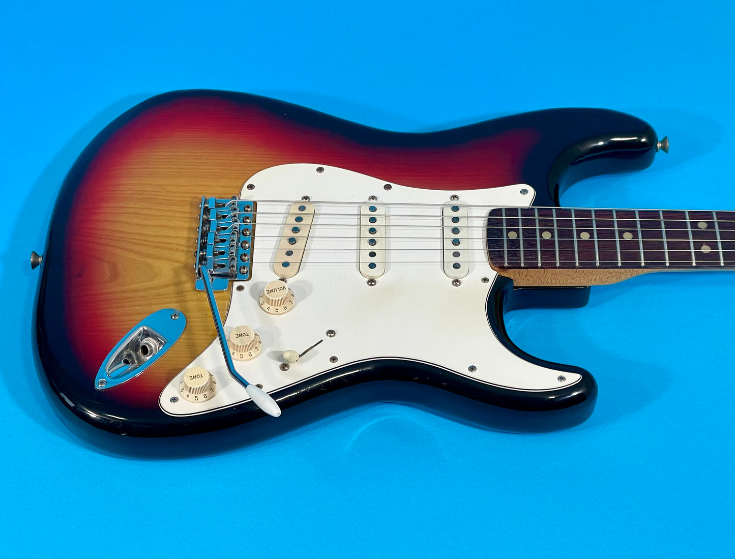 1974 Fender Stratocaster 3-color Sunburst Rosewood fingerboard