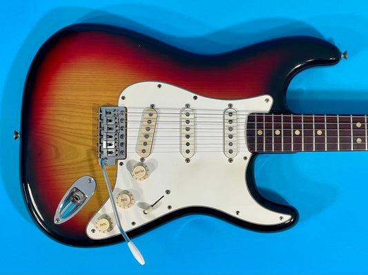 1974 Fender Stratocaster 3-color Sunburst Rosewood fingerboard
